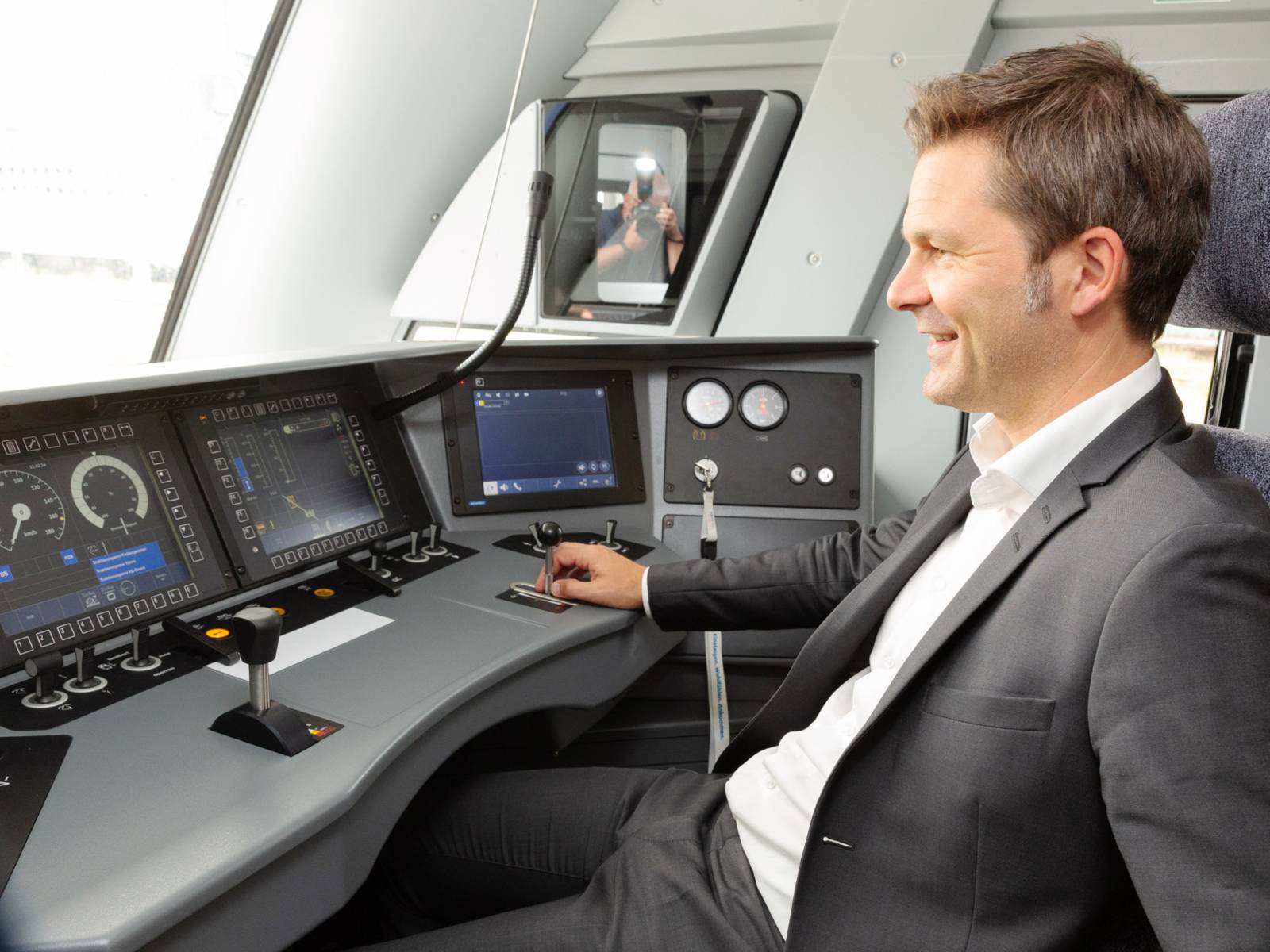 Ein Mann sitzt im Cockpit eines Eisenbahn-Triebwagens